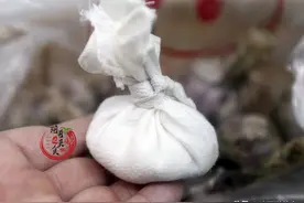 原来保存大蒜这么简单，只要炒一包放蒜里，放几个月不干瘪不发芽图片