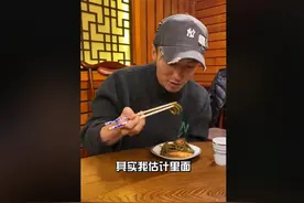 谢霆锋探店东北铁锅炖，不嫌灶脏亲自烧柴火，朴实无华就像普通人图片