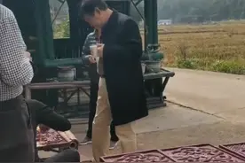 罗晋父亲现场监工重建祠堂！端茶杯挺大肚富态十足，1条皮带5千块图片