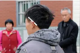 男子因救人耽误相亲，母亲骂他傻，隔天听到敲门声，推开门愣住了图片