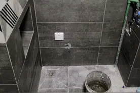 不足7㎡的卫生间，壁龛与玻璃隔断实现干湿分离，布局设计很合理图片