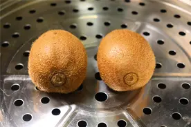 把猕猴桃放入蒸锅里2分钟，真的很聪明，这个方法用钱也买不到视频封面