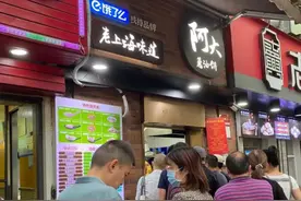 上海，64岁老人卖葱油饼走红，不接受移动支付，只认现金图片