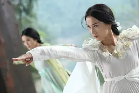 黄圣依：美艳无双的仙女，豪爽直率的女侠，好色霸气的女匪更吸粉图片