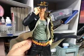 网友中奖了个JOJO手办，嫌太难看自己涂装了一遍，成品效果太惊艳图片