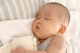 抱娃哄睡争议大，究竟有利还是有弊？新手爸妈不妨试试这样做图片