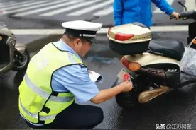 江苏南通：快看看你的电动自行车有没有办“身份证”图片