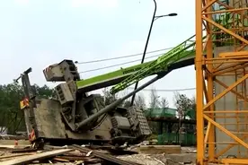 极光绿吊车翻车折大臂，老板欲哭无泪...图片