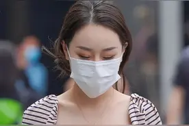 条纹T恤搭配卡其色喇叭裤，清凉又显瘦，高级感满满图片