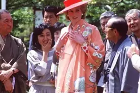 35年前戴安娜出访日本，站在人群中鹤立鸡群，项链变抹额惊艳众人图片