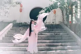 小说：她家族显赫，来到贵族学校上学，与之前的她仿佛是一个人图片