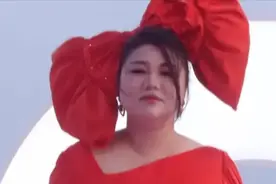 GQ沙滩红毯来了：热巴孔雀裙迷人，baby粉色似仙女，金晨气场十足图片