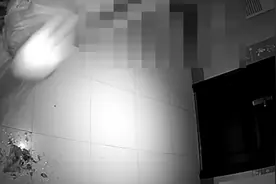 四川女子疑因邻里纠纷往邻居家门口洒水倒垃圾 还对摄像头竖中指视频封面