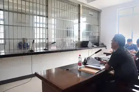 湖南岳阳：男子未到站要求停车被拒，持垃圾桶怒砸司机，判了！图片