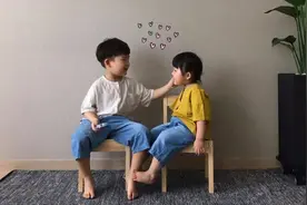 双胞胎身高差20厘米，妈妈后悔：在幼儿园时重视就好了图片