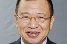 73岁TVB老戏骨桃花多，与小36岁港姐演夫妻，亲密戏被强撩图片