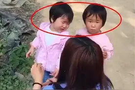 双胞胎姐妹从小”分开“，一个妈妈带一个奶奶带，6年后差距太大图片
