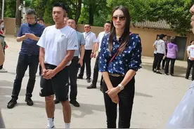 林丹罕见携全家出游，4岁儿子身高抢镜，夫妻俩全程冷漠保持距离图片