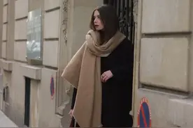 戴围巾的女人很优雅，秋冬用来配大衣，高级大方很有女人味图片