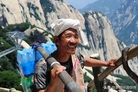 累人又低效的“挑山工”，为什么会被保留下来？导游说出答案图片