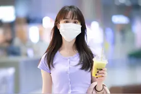 袁冰妍也不低调了，穿紫色露脐开衫配牛仔裤，这小蛮腰太抢镜了图片