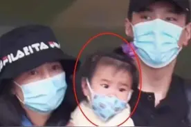 高圆圆女儿“抓周”，爷爷一脸苦笑：抓到了我们最不希望她选的图片