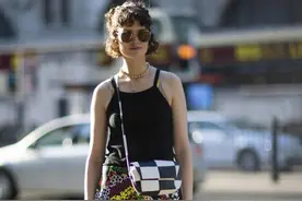 2020年夏天流行这5款夹脚凉鞋，百搭时髦不挑人，轻松穿出度假感图片