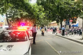 河南驻马店：小学生暖心礼物令民警泪奔图片