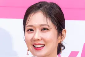 张娜拉出席新剧发布会，白色西装扎着马尾，微笑挥手甜美极了图片