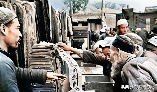 一组1951年真实斗地主场景的老照片,图九分到土地的贫农笑容满面