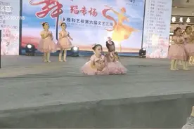 小女孩在表演节目时睡着，一旁的搭档差点无语崩溃图片
