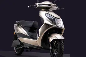 爱玛、雅迪2款电动车，60V的电池，最大续航100公里左右图片