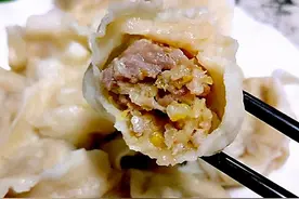 冬天吃酸菜馅饺子，学会正确的调馅方法，饺子味香纯正，特别好吃图片