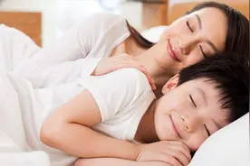 孩子几岁分床睡最合适？过早过晚都不好，父母要考虑多种因素图片