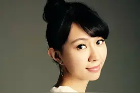 “卓依婷去世”的谣言持续20年，39岁的她现身舞台唱歌，近况曝光图片