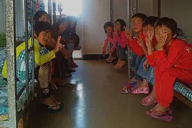 “寄宿制”学校，解脱了家长，伤害了孩子。图片