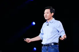 小米手机质量到底有多硬？雷军当众摔手机证明图片