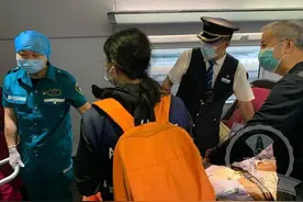 列车工作人员精心呵护 护送重病旅客平安转院图片