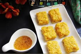 大黄米糕金灿灿蘸上蜂蜜桂花酱香甜软糯你也来一口吧图片