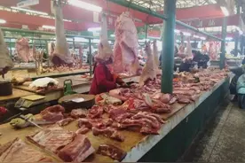 又到腊鱼腊肉挂满屋檐时，岳阳市场猪肉鲜鱼供应足价格稳图片