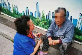 兰州好心的姐与民警联手 送八旬迷路老人回家图片