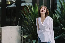 牛仔裤颜色太深显土气，试试这样做，让深色牛仔裤自然变浅图片