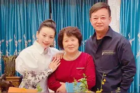 谭梅为朱军高调庆生，晒全家福，穿衣打扮却像隔代人图片
