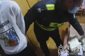 夫妻俩回家被眼前一幕惊呆：陌生男子穿着女主人睡衣站在屋内图片