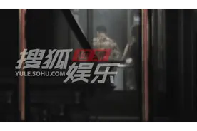 独家：杨坤夜半与两美女牵手搂抱！随后一起上车离开图片