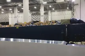 负债后去快递公司做装卸工 一人一晚装一个集装箱，真是累呀！图片