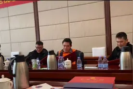 陈宝国何冰等人罕同框！64岁陈宝国稳坐C位，背靠椅子气场强大图片