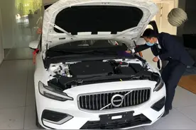32万买到沃尔沃V60，交车时销售小哥搬出了XC90，原来是辆儿童车图片