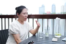 看世界的顾老师回郑州表演脱口秀：周游世界不是我的承诺图片