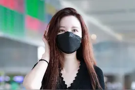 张萌秀小蛮腰甜笑比心，与粉丝玩自拍歪头卖萌亲和有爱图片